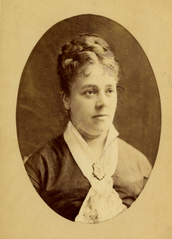 KITLV 178632 - Kinsbergen et Salzwedel , Batavia - Portrait of a European woman in Batavia - Around 1875