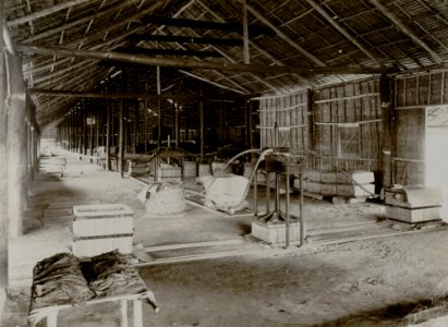 KITLV - 86760 - Stafhell & Kleingrothe - Medan-Deli - The pressing of the baled tobacco at a company in Deli - circa 1900