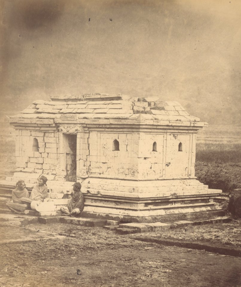 KITLV 87735 - Isidore van Kinsbergen - Tjandi Semar the Dijeng plateau - Before 1900