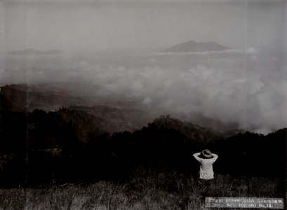 KITLV - 86730 - Kurkdjian - Soerabaia - Mount Bromo in the Tengger Mountains in East Java. Man. - circa 1910