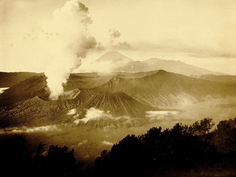 KITLV - 75186 - Kurkdjian, Fotograaf George P. Lewis, aldaar werkzaam - Sourabaya, Java - The Sand Sea (Lautan pasir), Gunung Bromo and Gunung Semeru (rear) - circa 1920