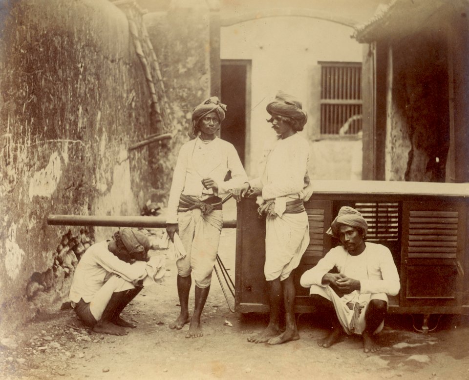 KITLV 87162 - William Johnson - Men next a sedan at Bombay, British India - 1856