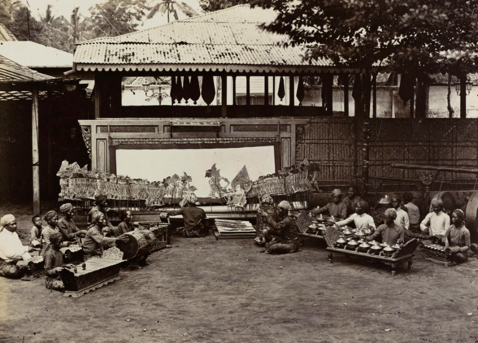 KITLV 40552 - Kassian Céphas - Wayang kulit at Yogyakarta during Sekaten (festival on the birthday of the Prophet) - Around 1896