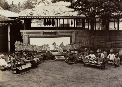 KITLV 40552 - Kassian Céphas - Wayang kulit at Yogyakarta during Sekaten (festival on the birthday of the Prophet) - Around 1896 photo