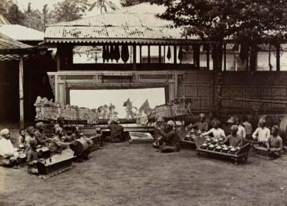 KITLV 40552 - Kassian Céphas - Wayang kulit at Yogyakarta during Sekaten (festival on the birthday of the Prophet) - Around 1896