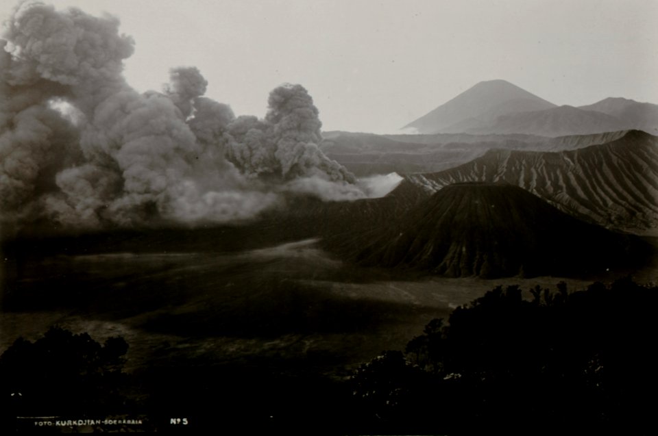 KITLV - 82400 - Kurkdjian - Soerabaja - Volcanoes Batok and Bromo and Tengger Sand Sea (Lautan pasir) in the mountains in East Java - circa 1910