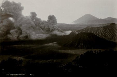 KITLV - 82400 - Kurkdjian - Soerabaja - Volcanoes Batok and Bromo and Tengger Sand Sea (Lautan pasir) in the mountains in East Java - circa 1910
