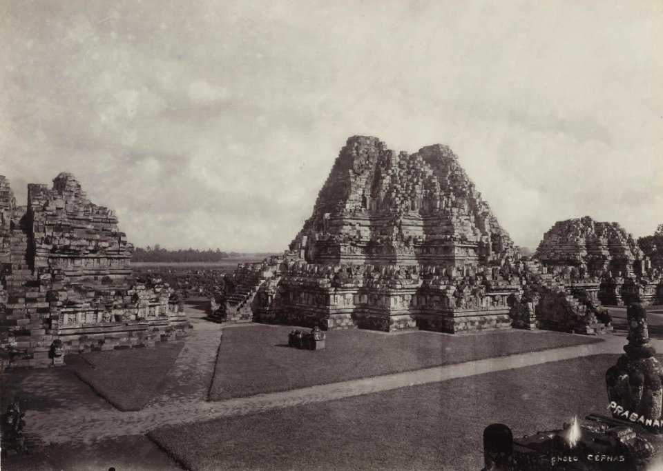 KITLV 40537 - Kassian Céphas - The three main temples of Prambanan Tjandi - Around 1895