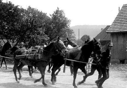 Kavallerie Mitrailleure abgesessen für Stellungsbezug in Dorf - CH-BAR - 3238670