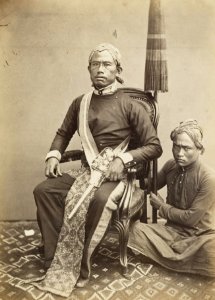 KITLV 408096 - Isidore van Kinsbergen - Regent of Bandung with his pajoeng bearer - 1863-1865 photo
