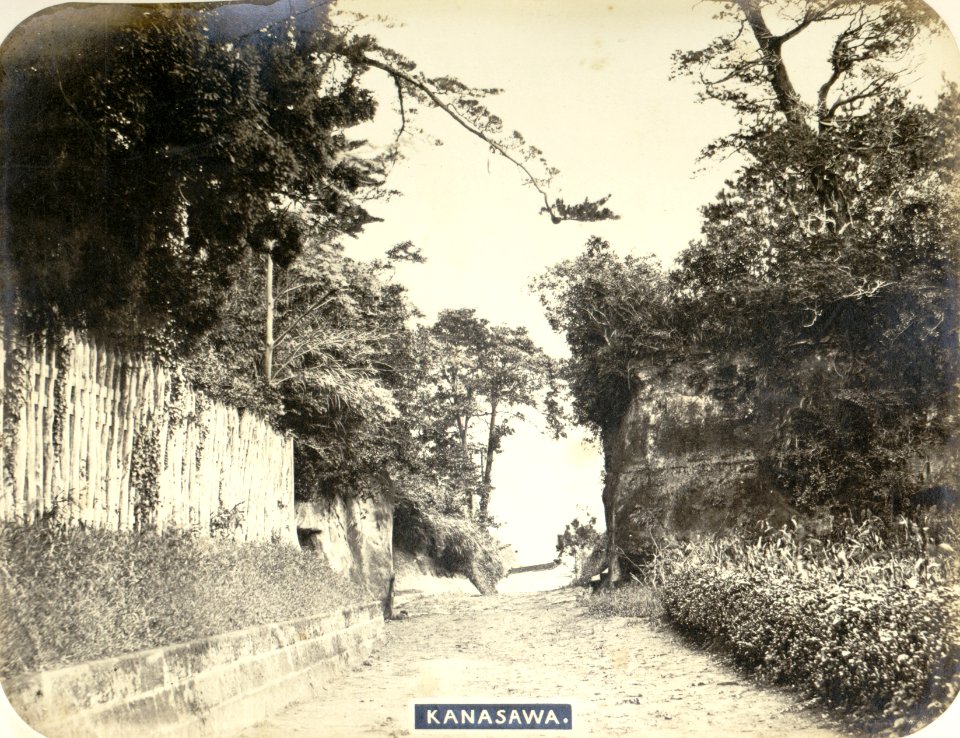 KITLV - 83057 - Road at Kanazawa in Japan - before 1880