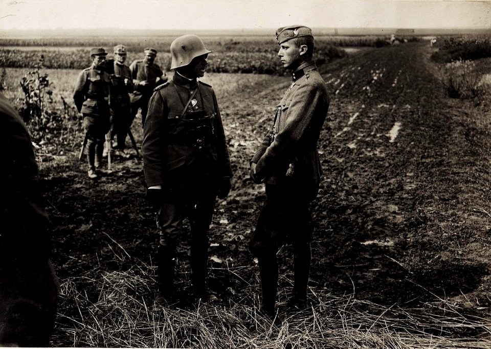Kavallerieoffiziere im Raum Snjatin am 29.7.1917 unmittelbar nach der erfolgreichen Gegenoffensive in Galizien (BildID 15566634)
