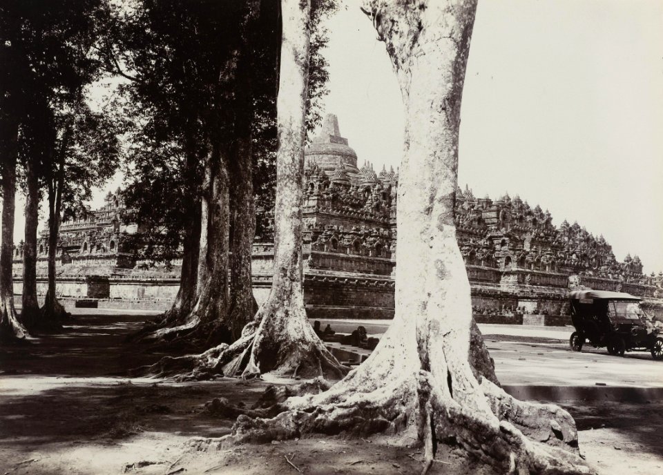 KITLV 40539 - Sem Céphas - Borobudur Right in the foreground a car - Around 1910