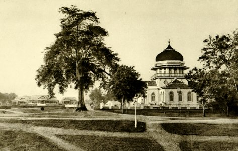 KITLV - 78483 - Kleingrothe, C.J. - Medan - The Grand Mosque and the Aceh hotel at Banda Aceh (Kotaraja) - circa 1905