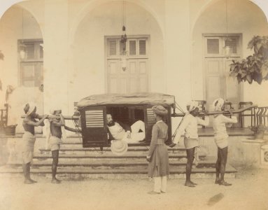 KITLV 87172 - William Johnson - European man in a sedan at Bombay, British India - Before 1860