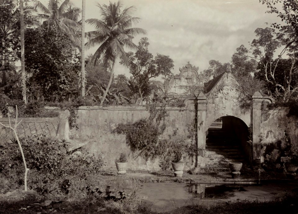KITLV 40545 - Kassian Céphas - Taman Sari Water Castle at Yogyakarta - Around 1883