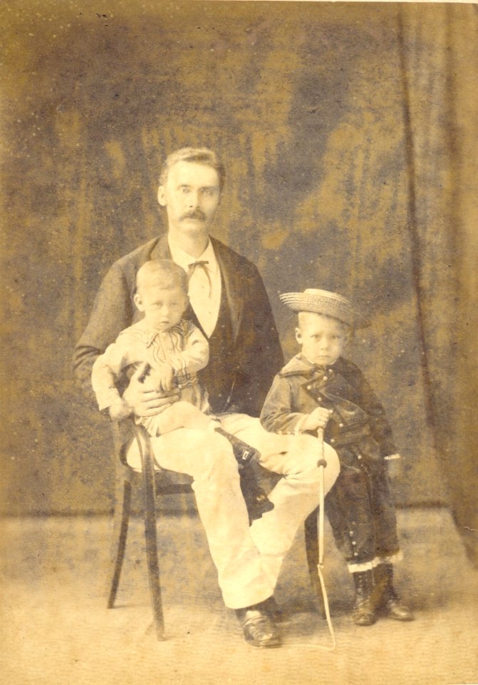 KITLV 43181 - Kassian Céphas, Photograph, Djokjakarta - Wolter Broese van Groenou, 'entrepreneur' on the sugar plantation Tandjongtirat east of Yogyakarta, with his sons Wolter Johan Adolf at Yogyakarta - Vermoedelijk1883