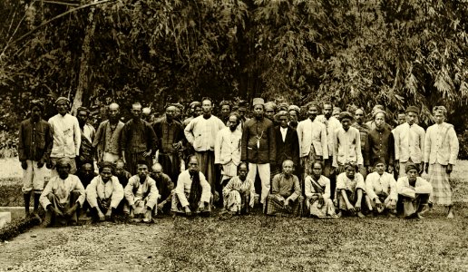 KITLV - 78333 - Kleingrothe, C.J. - Medan - Pensionable coolies of the Amsterdam Deli Company near Medan, Sumatra - circa 1900
