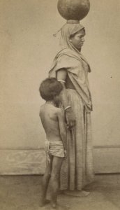KITLV 91100 - Unknown - Woman with boy in India - Around 1870