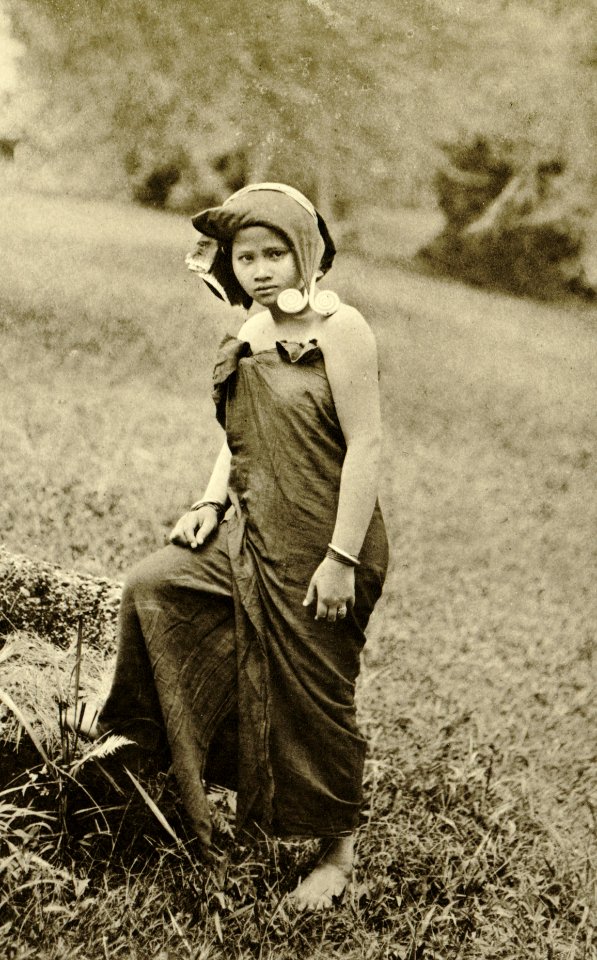 KITLV - 78479 - Kleingrothe, C.J. - Medan - Karo Batak woman on the east coast of Sumatra - circa 1905
