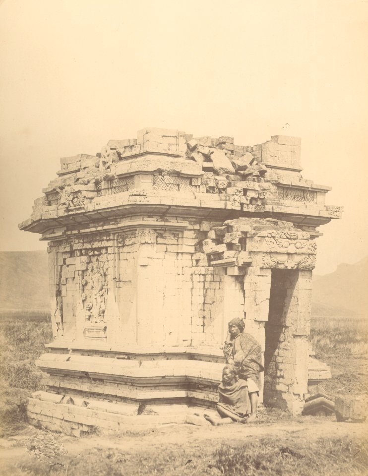 KITLV 87733 - Isidore van Kinsbergen - Tjandi Srikandi on Dijeng plateau - Before 1900