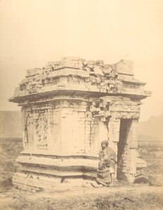 KITLV 87733 - Isidore van Kinsbergen - Tjandi Srikandi on Dijeng plateau - Before 1900
