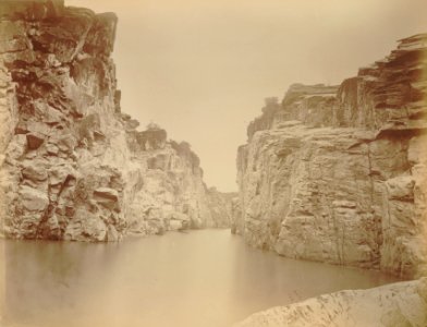 KITLV 91947 - Unknown - Marble rocks on the Narmada near Jabalpur in India - Around 1860 photo