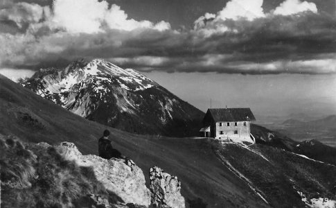 Koča na Golici 02