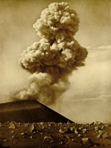 KITLV - 75190 - Kurkdjian, Fotograaf George P. Lewis, aldaar werkzaam - Sourabaya, Java - Eruption of the volcano Gunung Semeru - circa 1920