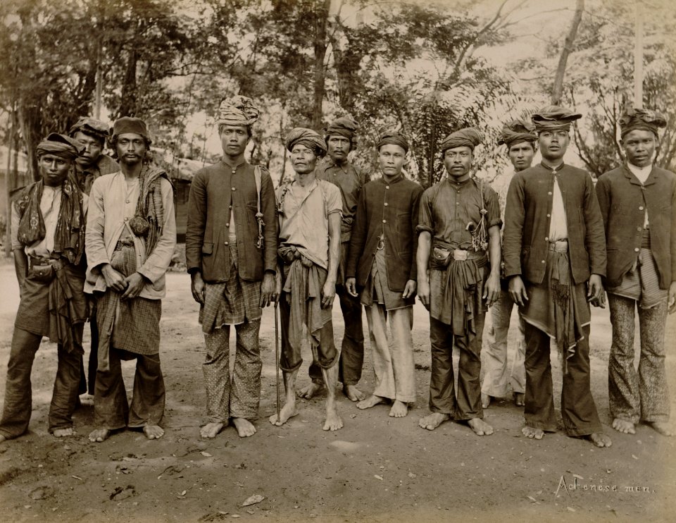 KITLV - 82493 - Lambert & Co., G.R. - Singapore - Acehnese men - 1896