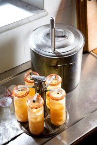 Konserveringsapparat med konserver. Utställningen Smak av svunnen tid år 2007 - Hallwylska museet - 86373