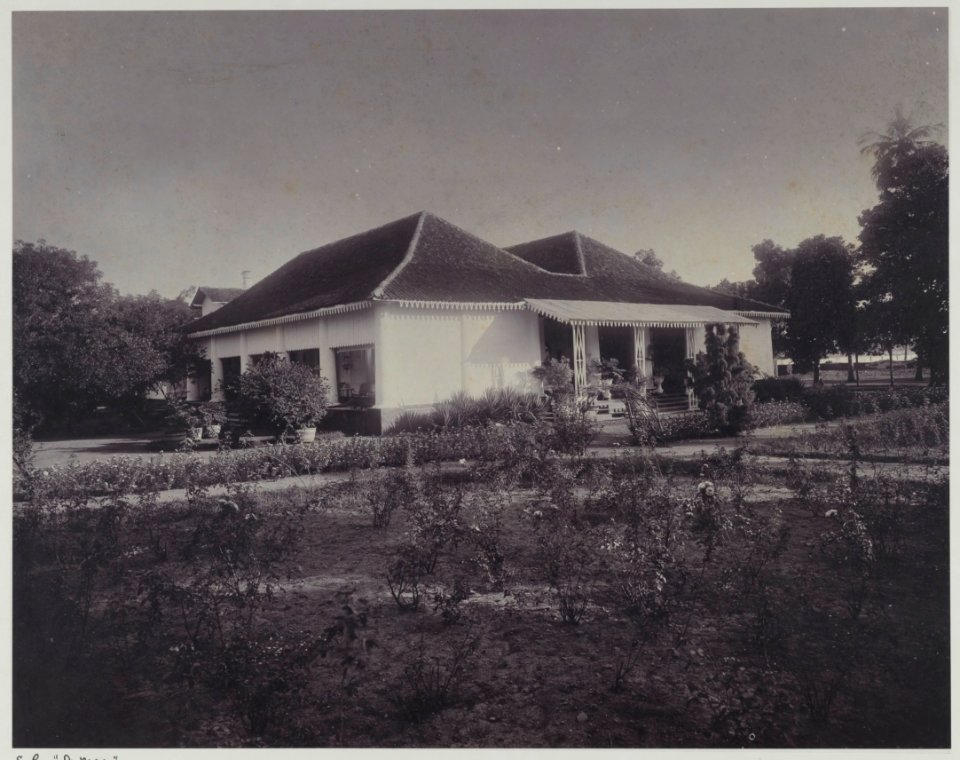 KITLV - 7800 - Kurkdjian - Soerabaja - Company house of the sugar company De Maas at Panarukan - circa 1910