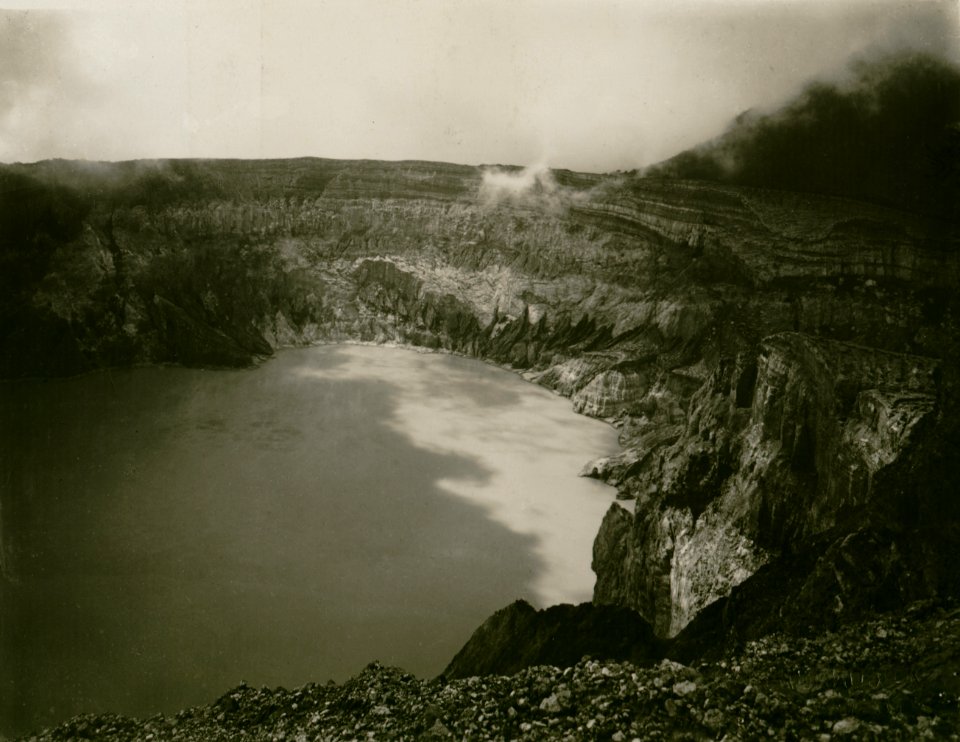 KITLV - 83206 - Kurkdjian - Crater lake in Ijen Mountains in East Java - circa 1920