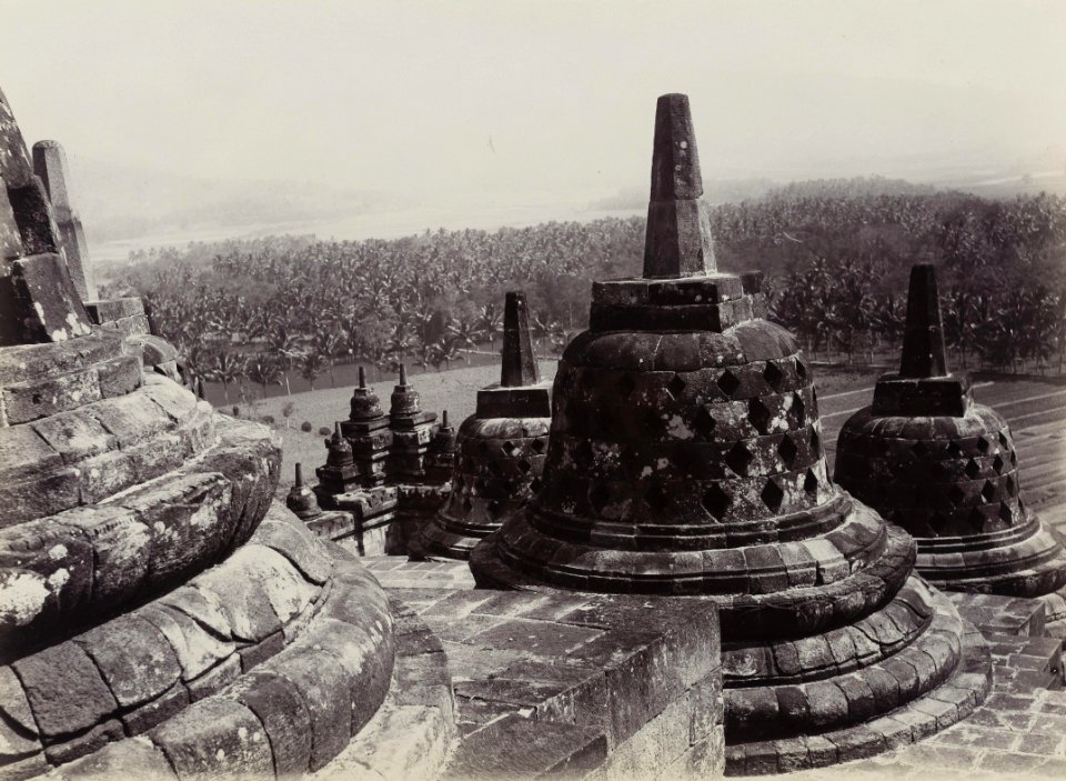 KITLV 40543 - Sem Céphas - Stupa terrace at Borobudur - Around 1910