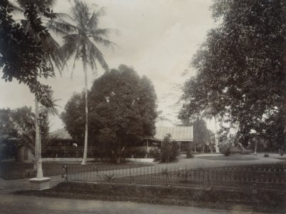 KITLV - 86764 - Stafhell & Kleingrothe - Medan-Deli - House, probably on the grounds of a plantation in Deli - circa 1900