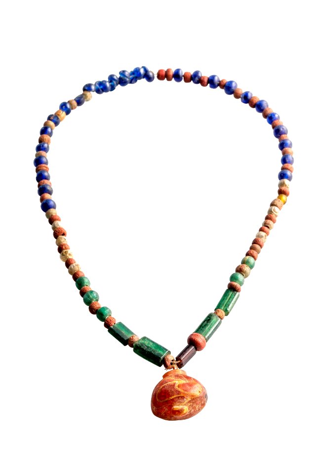 Kralensnoer met 89 kralen in glas en een amulet (hanger) in barnsteen, 200 tot 250 NC, vindplaats- Tongeren, noordoostgrafveld, 11.11.1934, graf 2, collectie Gallo-Romeins Museum Tongeren, 2246A