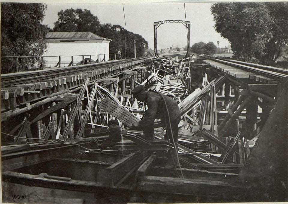 Kowel, Abtragen einer zerstörten Eisenbahnbrücke. (BildID 15677036)