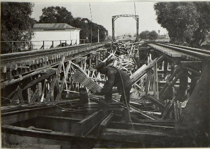 Kowel, Abtragen einer zerstörten Eisenbahnbrücke. (BildID 15677036)