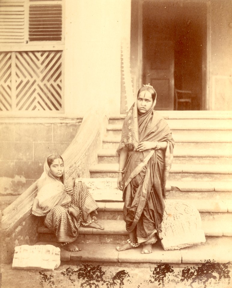 KITLV 87158 - Johnson and Henderson - Arala Bai (right) and Saddar Amin at Bombay, British India - Before 1860