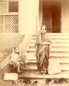 KITLV 87158 - Johnson and Henderson - Arala Bai (right) and Saddar Amin at Bombay, British India - Before 1860