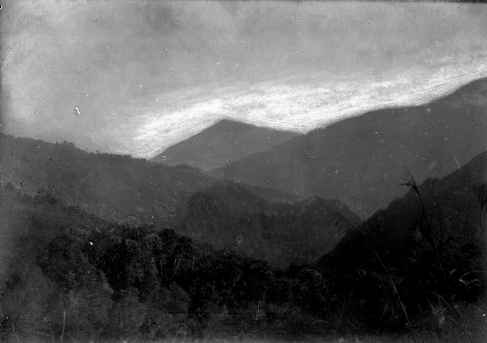 Korodalen åt norr från Kanoena. Glaset är skadat. Datum, Okt. 1918. Ort, Tobakoe, Centr.-Celebes - SMVK - 022147