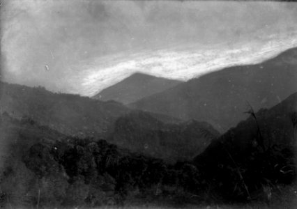 Korodalen åt norr från Kanoena. Glaset är skadat. Datum, Okt. 1918. Ort, Tobakoe, Centr.-Celebes - SMVK - 022147