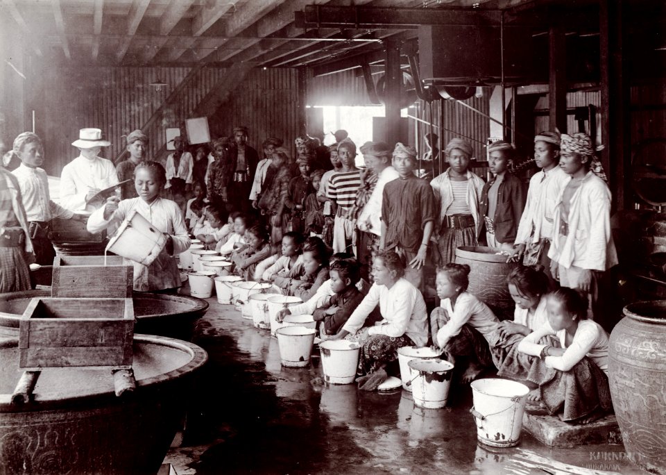 KITLV - 78521 - Kurkdjian - Sourabaya-Java - Men and women in a rubber factory, presumably at Java - circa 1915