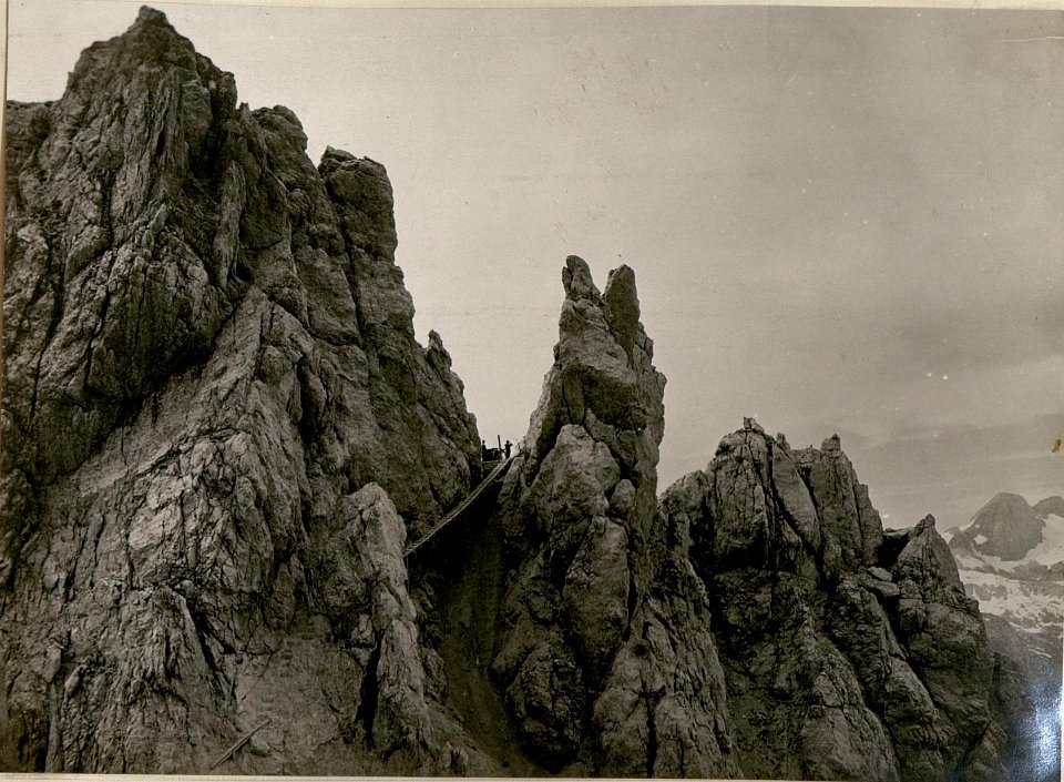 Korscharte Geschützstand Schwebebrücke welche zum Geschütz, Beobachter und zur Kaverne führt. (19-7.1917.) (BildID 15801875)