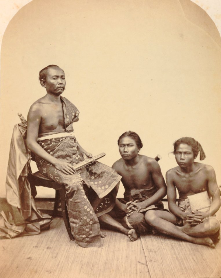 KITLV 90784 - Isidore van Kinsbergen - Ida Ketoet Anom, Punggawa (imperial noble) of Bandjar with lontar in his hand - 1865