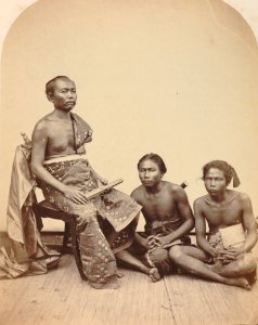 KITLV 90784 - Isidore van Kinsbergen - Ida Ketoet Anom, Punggawa (imperial noble) of Bandjar with lontar in his hand - 1865 photo
