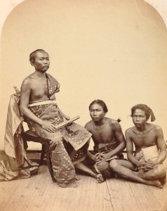 KITLV 90784 - Isidore van Kinsbergen - Ida Ketoet Anom, Punggawa (imperial noble) of Bandjar with lontar in his hand - 1865