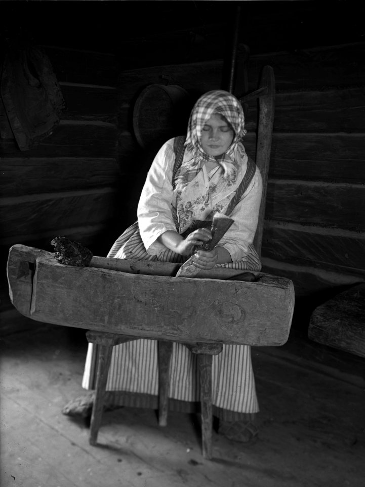 Korvtillverkning. korvstoppning med fästman, korvhorn av näver - Nordiska museet - NMA.0037082