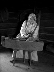 Korvtillverkning. korvstoppning med fästman, korvhorn av näver - Nordiska museet - NMA.0037082