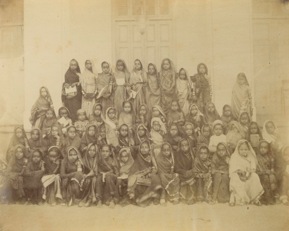 KITLV 87176 - William Johnson - Pupils from the house of Shet Mungaldass Nathoobhoy at Bombay, British India - Before 1860